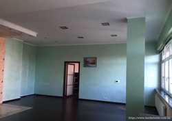 Безвоздушная покраска стен и потолков офисов квартир комнат недорого 3