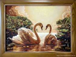 Картина из янтаря "Пара лебедей" 40*60см